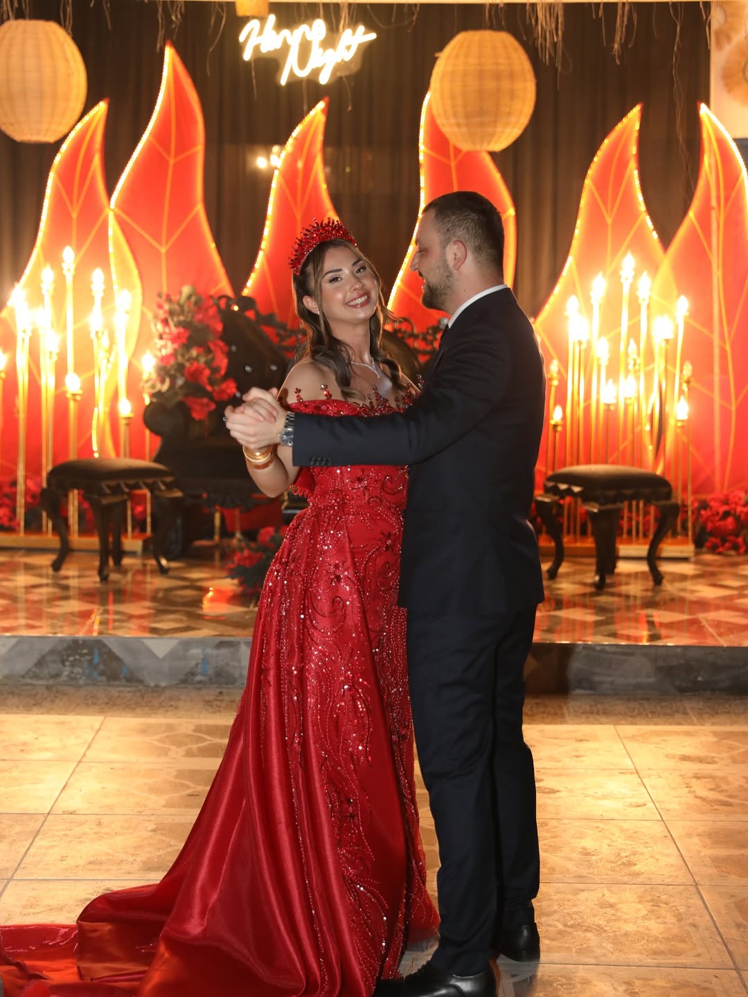 Samsun Atakum kına gecesi dekoru, kırmızı ve altın detaylı Firuze Event House kına masası.