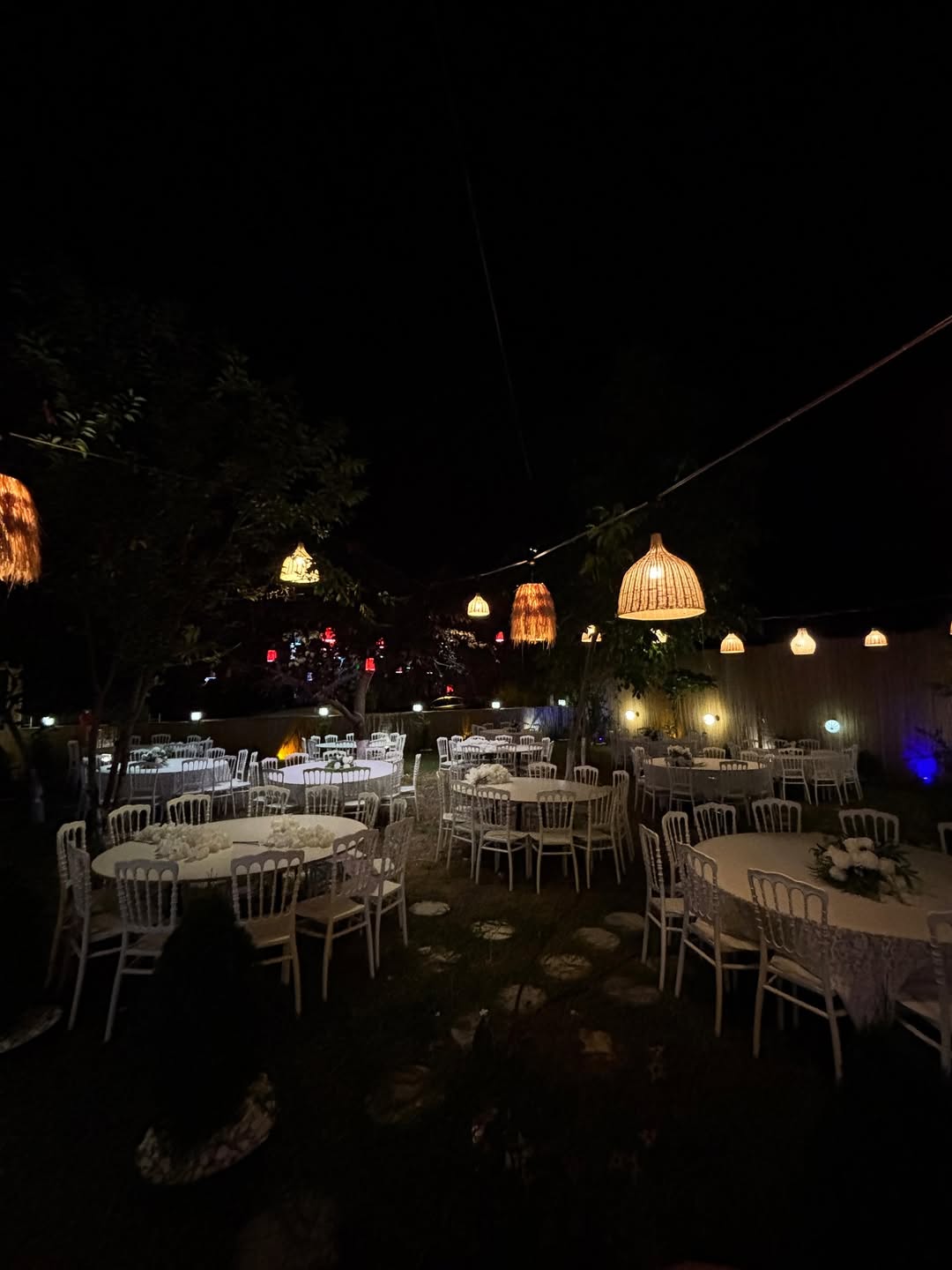 Atakum açık hava düğün mekânı, kır bahçesi masa ve sandalye düzeni, Firuze Event House.