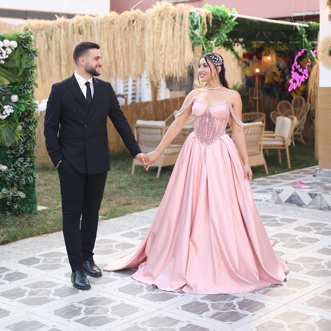 Atakum nişan töreni organizasyonu, çiçekli arka fon ve masa süslemesi Firuze Event House.